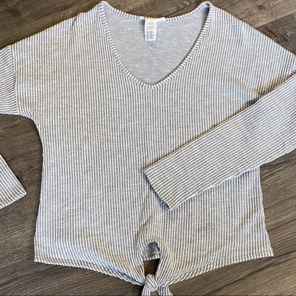 Caution To The Wind Tie Front Long Sleeve Top Gray & White stripes Size M - Picture 2 of 8